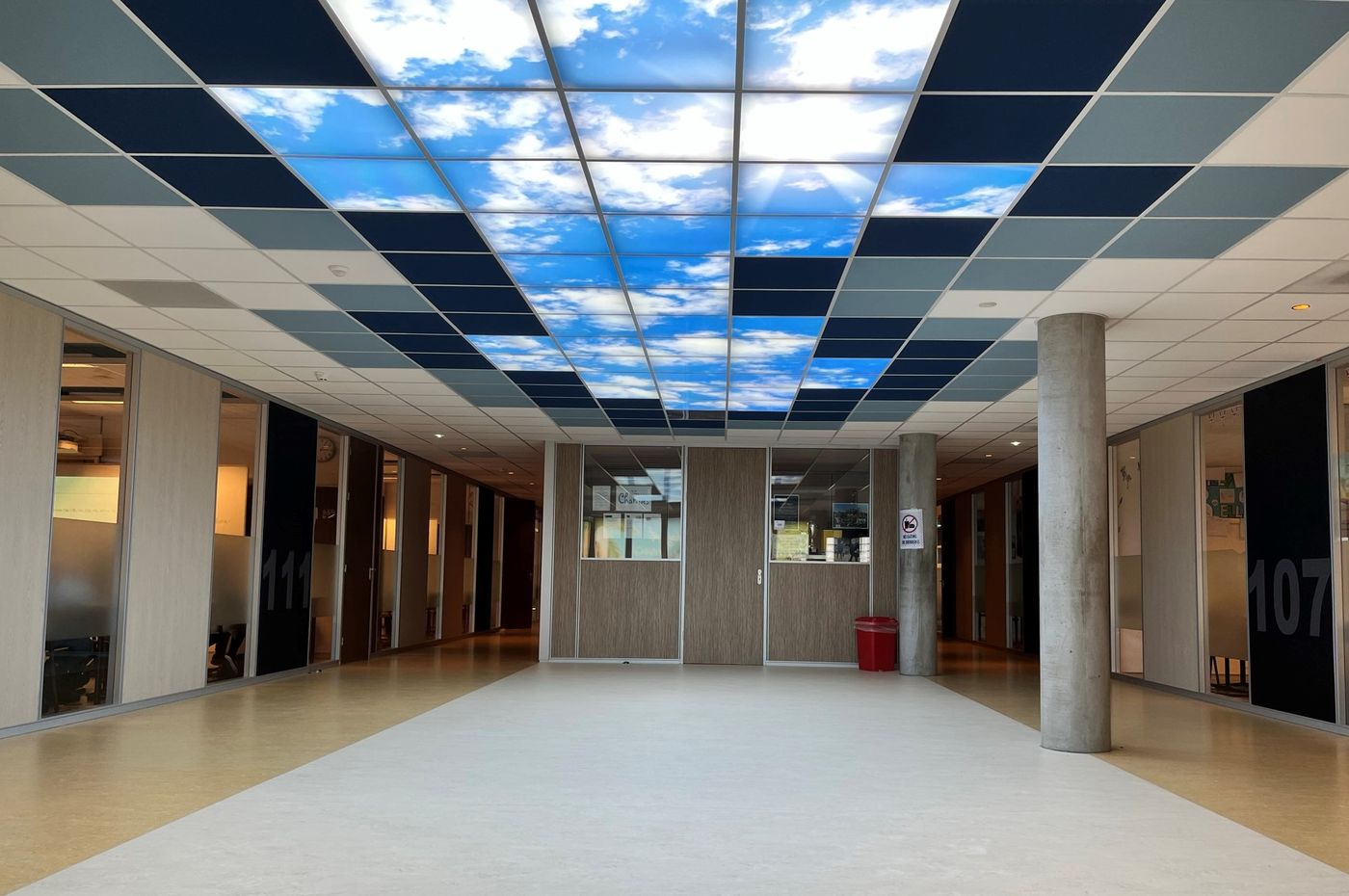 Wolkenplafond van 42 panelen in een school