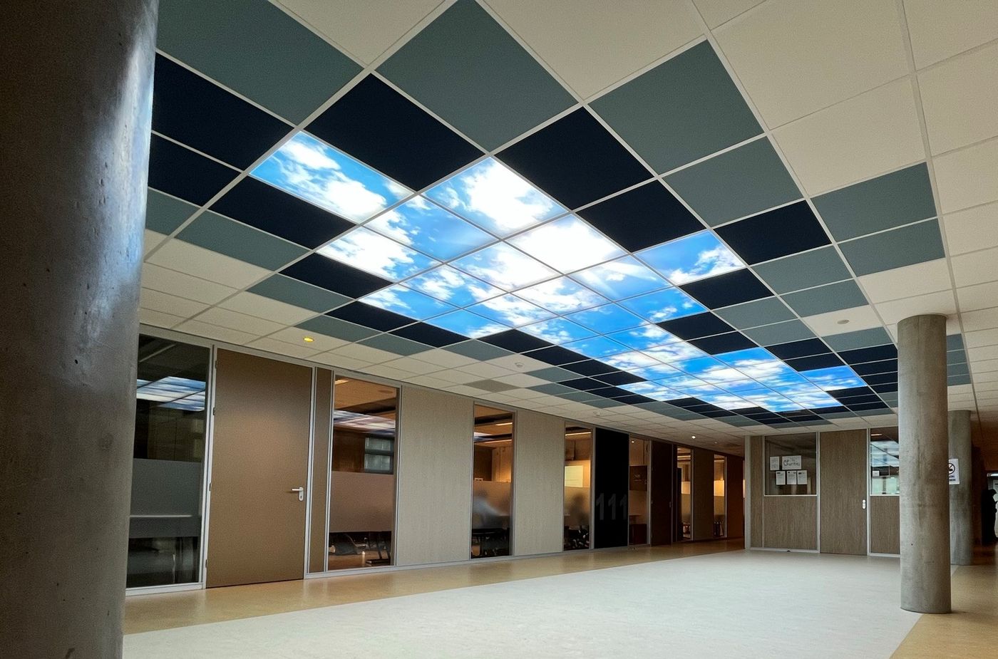 Wolkenplafond van 42 panelen